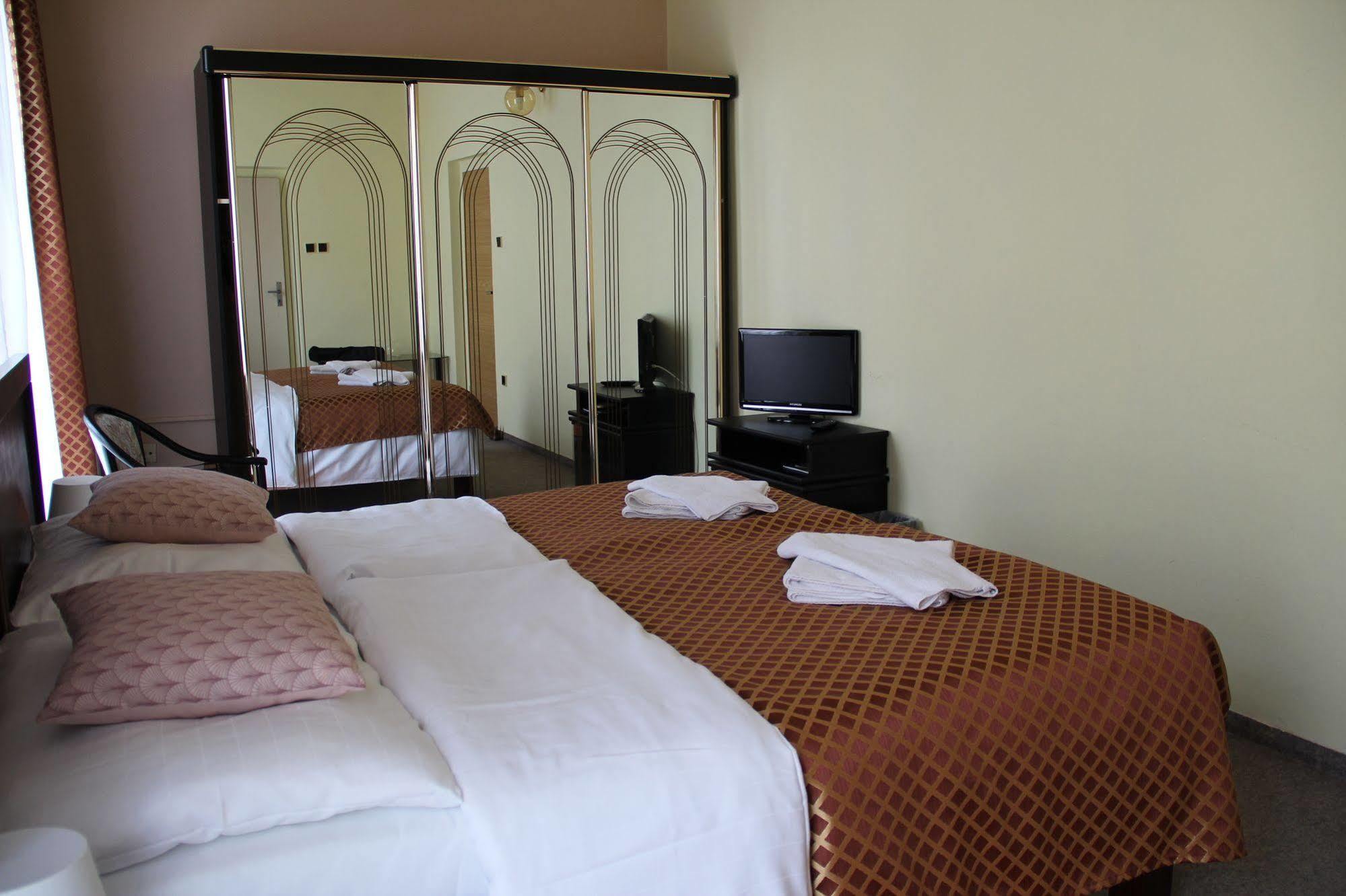 Hotel Roosevelt Литомержице Экстерьер фото